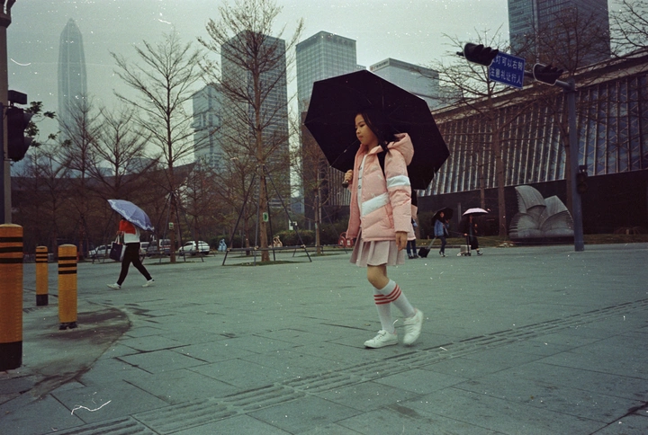广场上的女孩