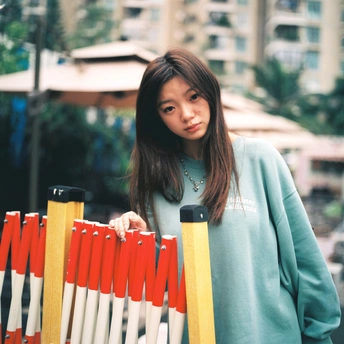 站在围栏前的年轻女子