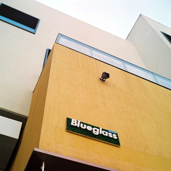 一栋带有招牌的高楼