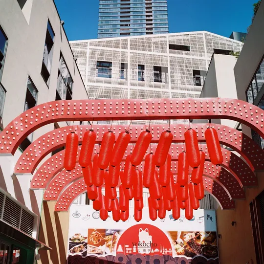 悬挂在一栋高楼的侧面的一块大红招牌