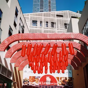 悬挂在一栋高楼的侧面的一块大红招牌