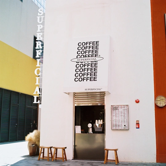 门上的白色建筑