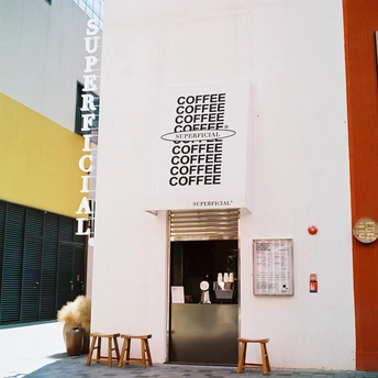 门上的白色建筑