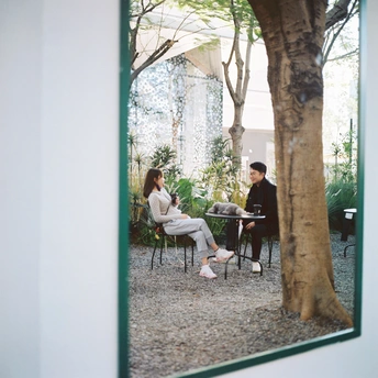 镜子里映射出一个人坐在椅子上和一个人坐在桌子上的情景