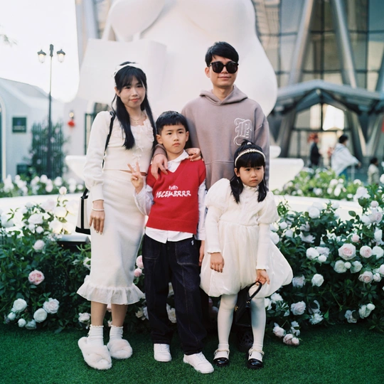 一家子带着孩子们照相