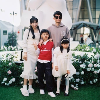 一家子带着孩子们照相