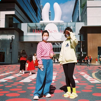 几个年轻人戴口罩站在街上