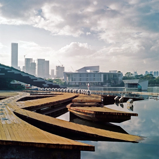 大量的水域 停泊在码头上的船只 背景是城市建筑