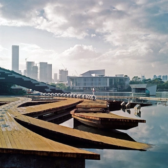 大量的水域 停泊在码头上的船只 背景是城市建筑