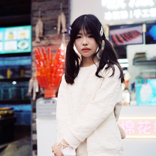一位穿着白大褂的年轻女子在街上