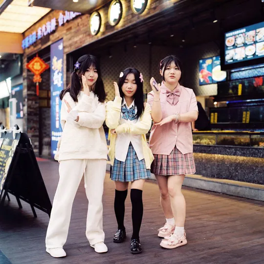 两位年轻女性并排站立