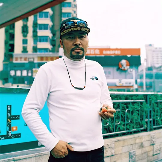 一个戴帽子的男人 一个棒球帽