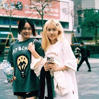 两位年轻女性并排站立