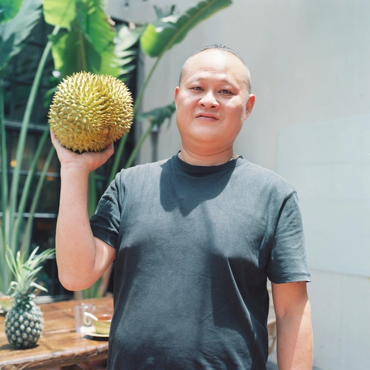 一个人手里拿着一个大菠萝