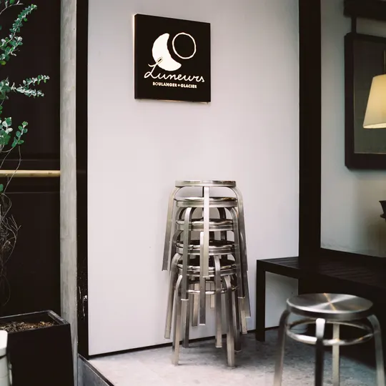 一个带小桌子和吧台椅的房间 还有一个门。