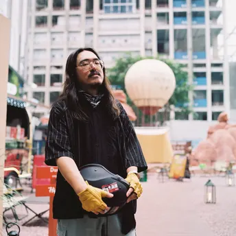 一位女士戴着头盔和手套站在街上