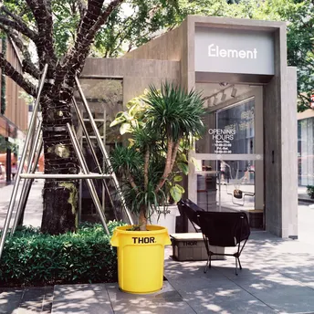 一条黄色梯子在人行道旁边的一栋建筑上