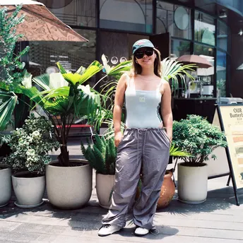 站在一栋楼前面的女人