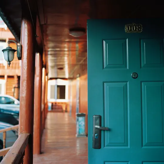 一条通向一栋建筑的绿色门廊