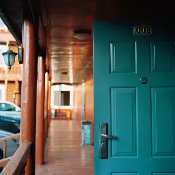 一条通向一栋建筑的绿色门廊