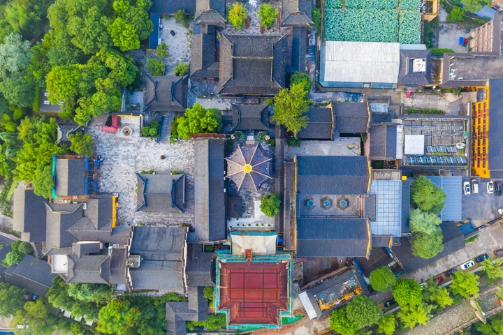禅房花木深