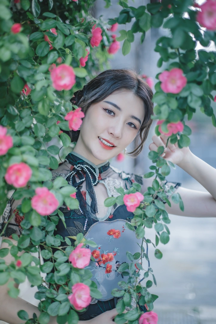 飘飖风袖蔷薇香