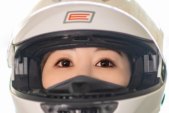 女骑手的眼神