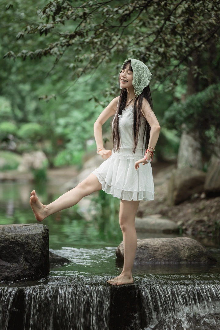 山涧溪水脚下流