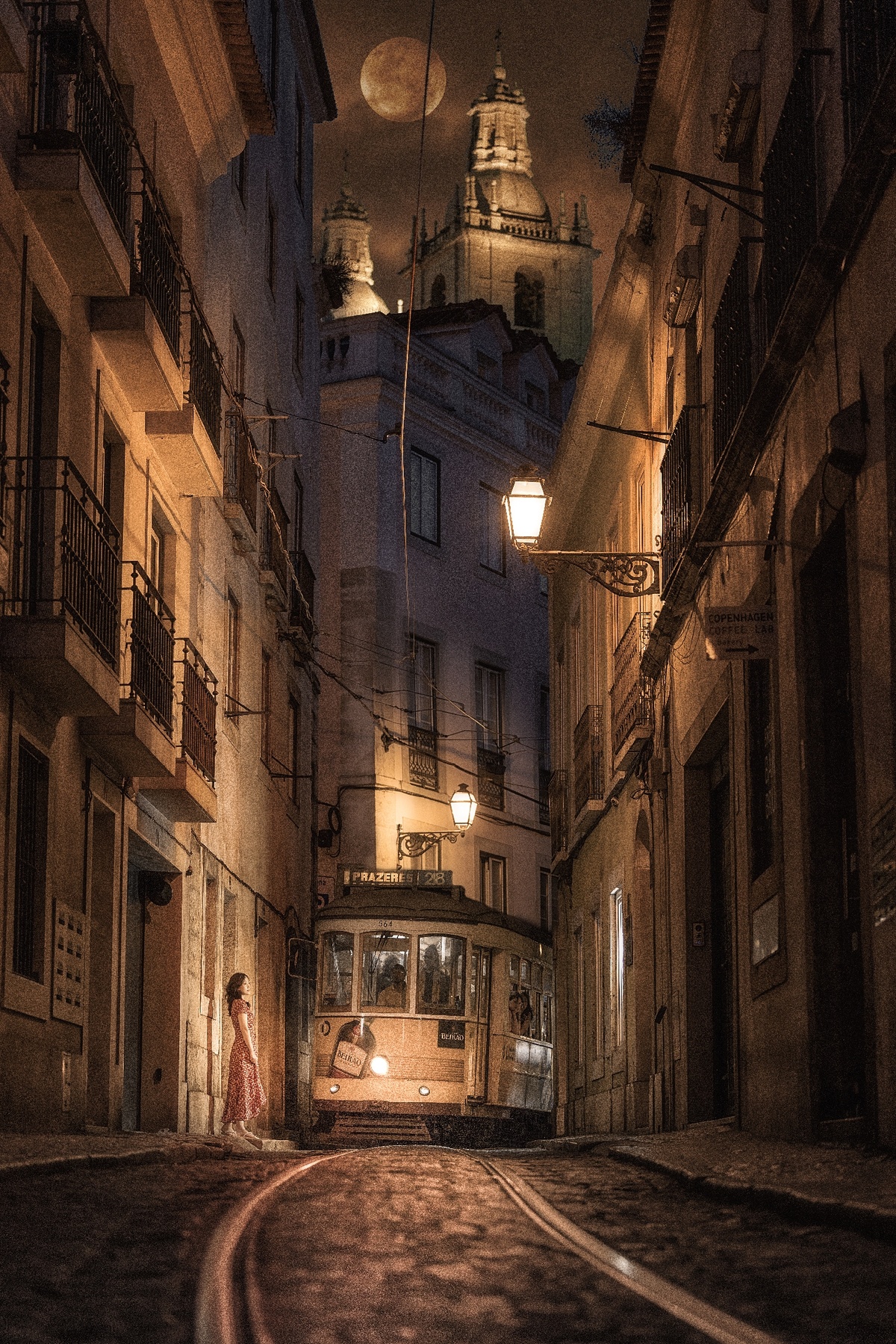 一个夜晚在老城区走小巷子的女人