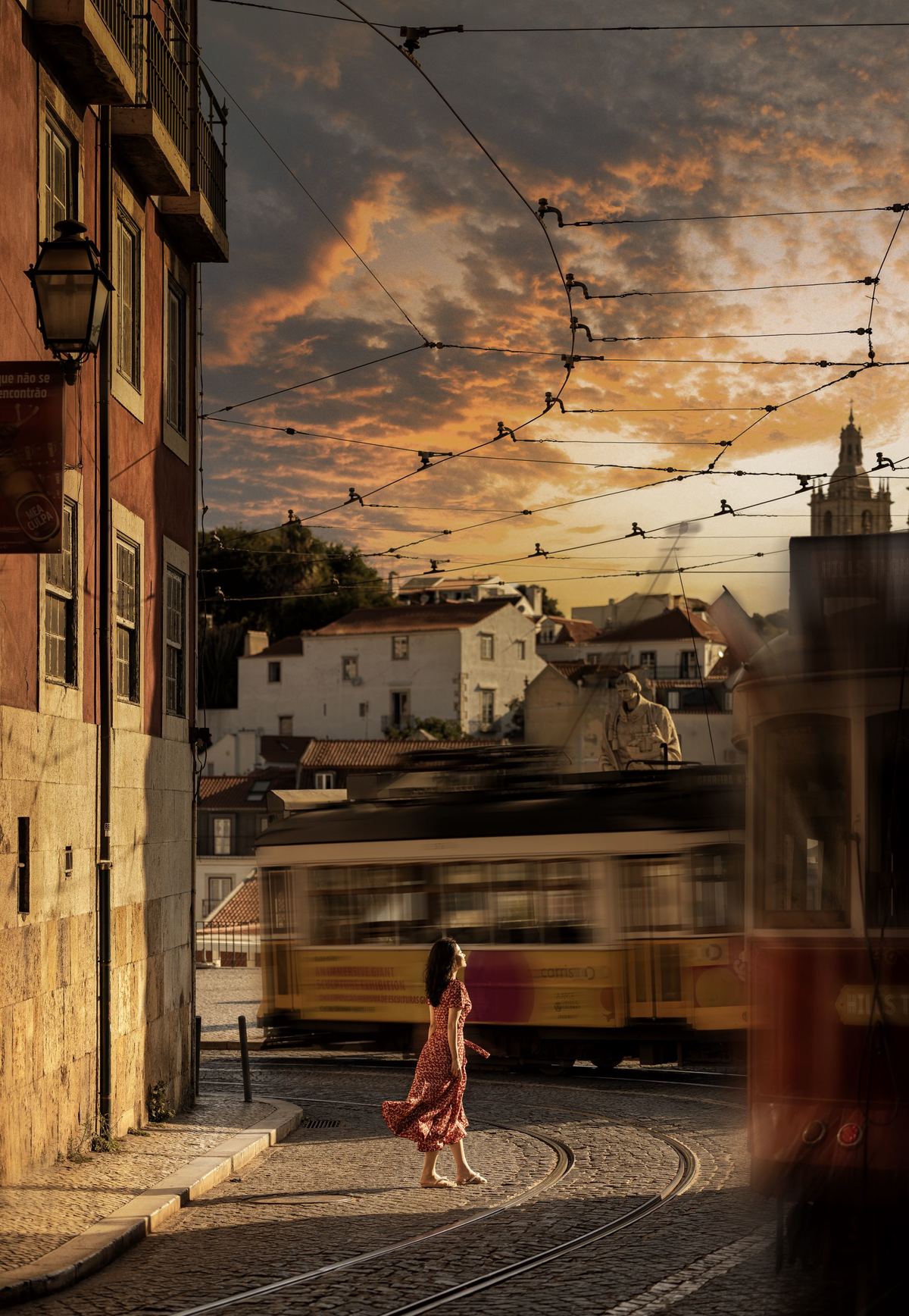 一个小女孩穿着裙子在城市中的火车轨道上行走 轨道上有建筑物和火车在街道轨道上。