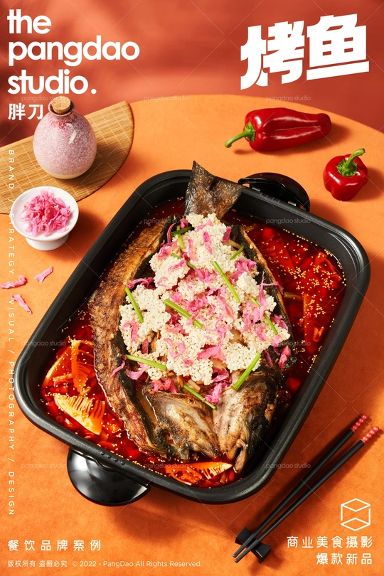 桌上有肉的一盘食物