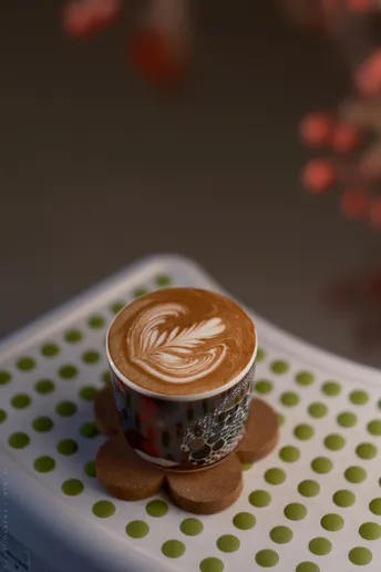 一杯咖啡放在一个小桌子上