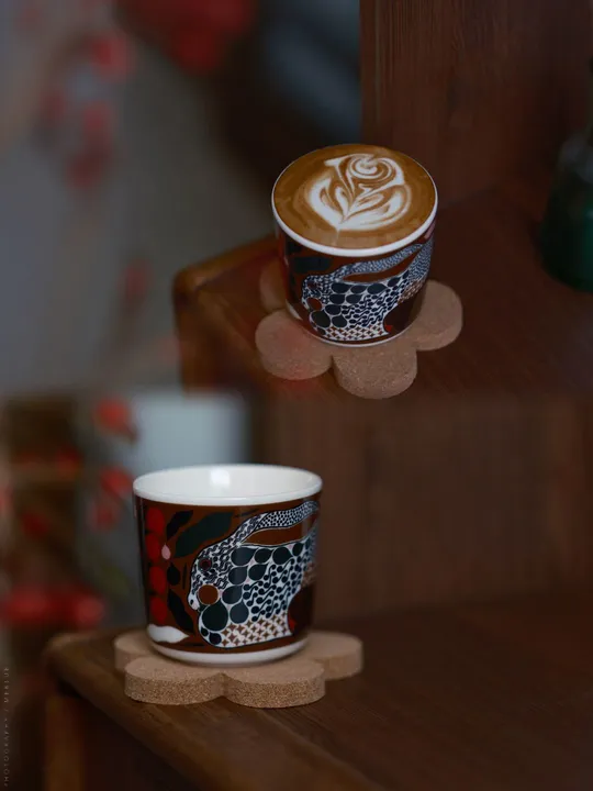 一杯咖啡放在桌子上