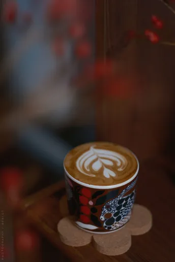 一杯咖啡放在木桌上