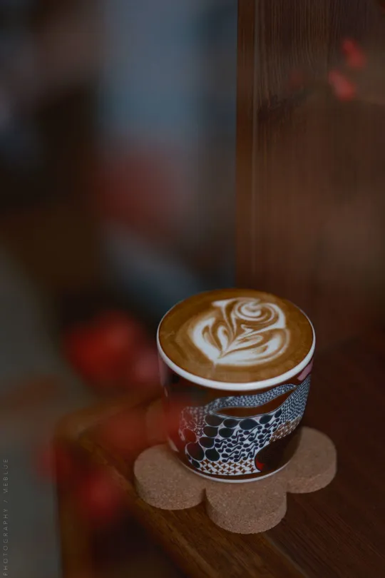 一杯咖啡放在木桌上