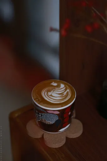 一杯咖啡放在木桌顶部