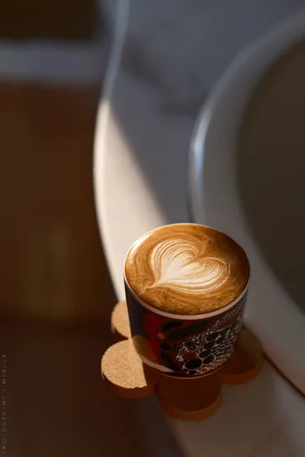 一杯在桌子上的咖啡