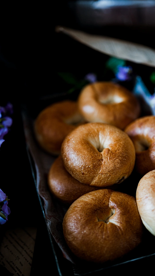 桌子上一些花旁边放着一盘甜甜圈