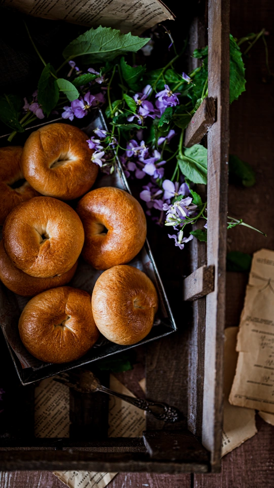 装满一碗新鲜面包和一些鲜花的木箱