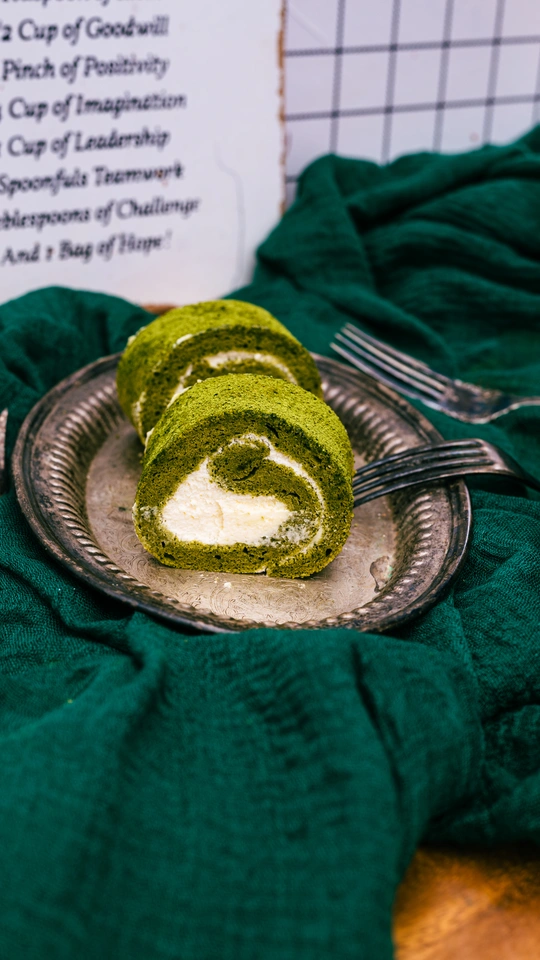 一块带有绿色桌布的桌子