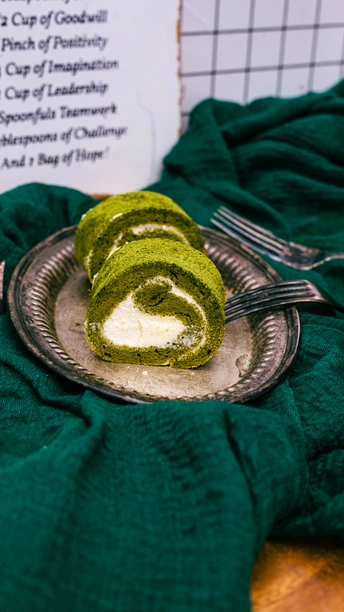 一块带有绿色桌布的桌子