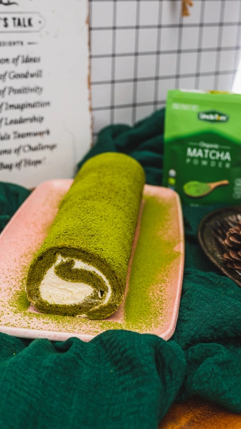 一条绿色的毛巾和一些食物在桌子上