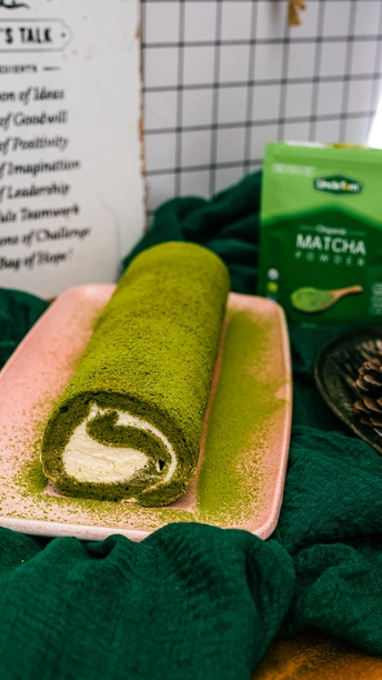 盘子里有食物 桌上有绿毛巾。