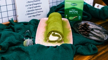 绿色桌布覆盖的桌子 上面放着肥皂