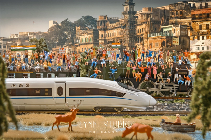 一大幅火车在人群中附近的轨道上的画