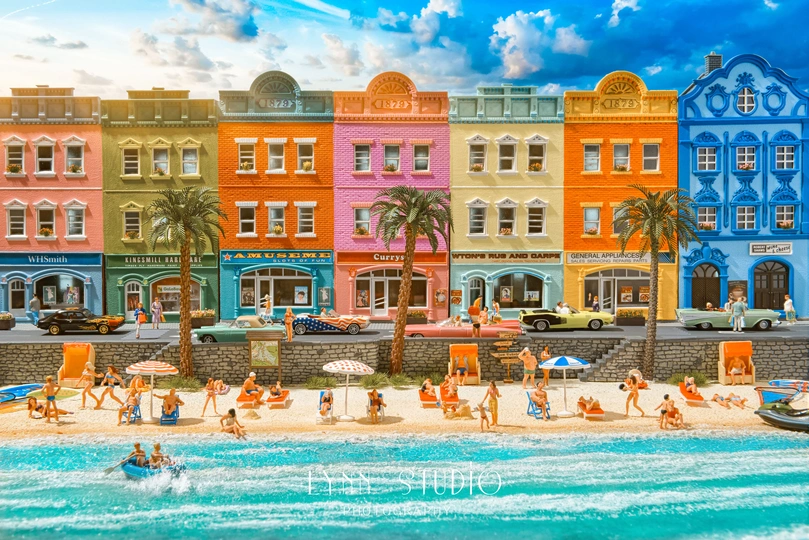 彩色建筑和海滩上的人们的一个城市插图