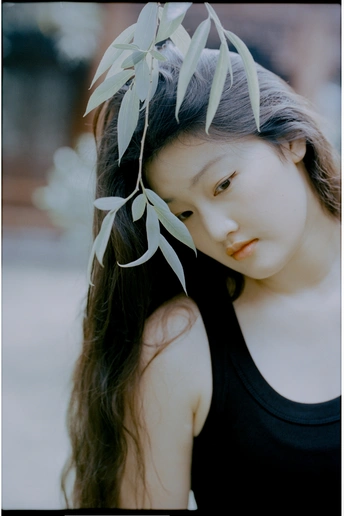 头发上长着树叶的年轻女子的肖像