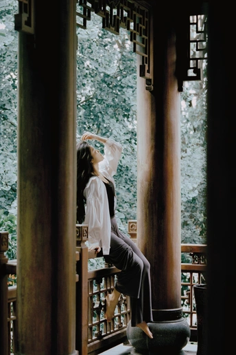 坐在寺庙阳台上的白衣女子