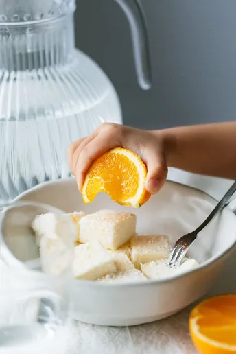 孩子正在碗里拿橙子片