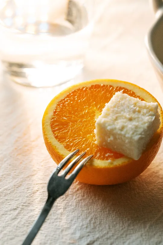 橙子用叉子切成两半放在桌子上